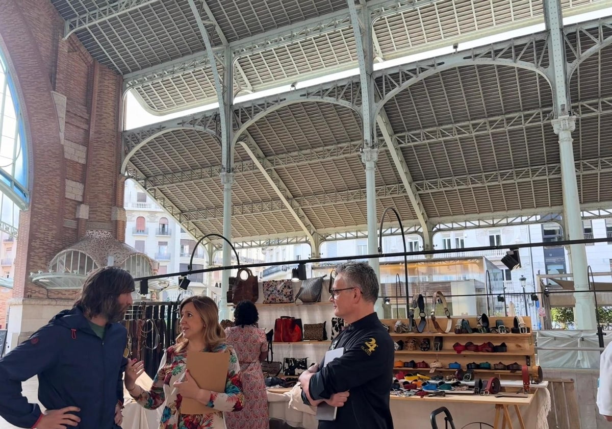 Imagen principal - Visiuta de María José Catalá, al Mercado de Colón de Valencia.