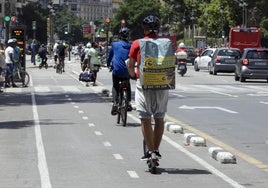 Bicicletas y patinetes en una imagen de archivo.