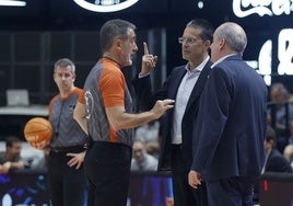 Pedro Martínez dialoga con uno de los árbitros.