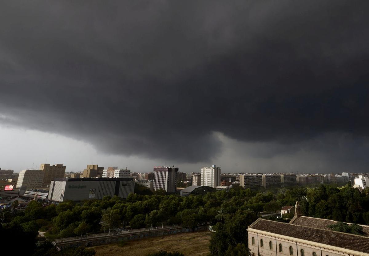 Aemet anuncia tormentas y granizo el sábado en la Comunitat Valenciana y señala las zonas donde lloverá