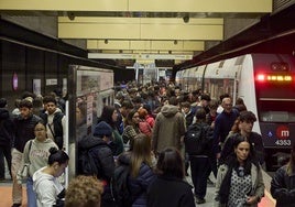 Usuarios de metro en la estación de Ángel Guimerá.