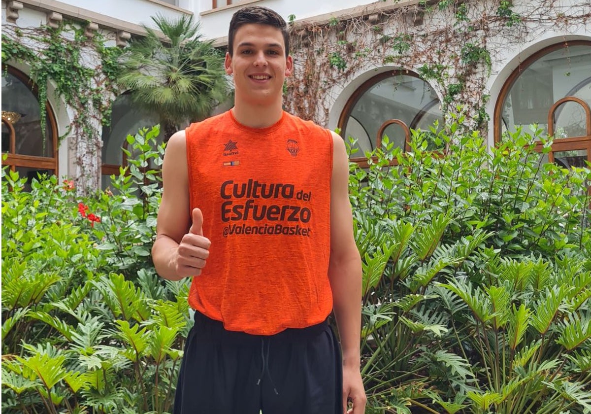 Jaime Pradilla posa en el hotel de concentración del Valencia Basket en Santa Cruz de Tenerife.