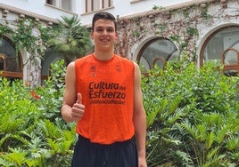 Jaime Pradilla posa en el hotel de concentración del Valencia Basket en Santa Cruz de Tenerife.