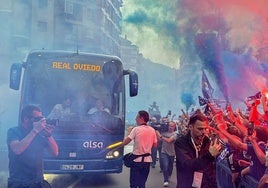 Aficionados del Oviedo animan a la llegada del autobús del equipo.