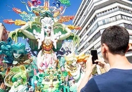 Un hombre fotografía un monumento de las Hogueras de Alicante 2024.