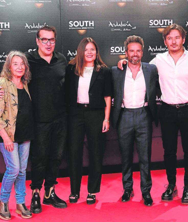 Los hermanos Caballero junto a tres actores de 'LQSA' en la pasarela del South Series Festival.