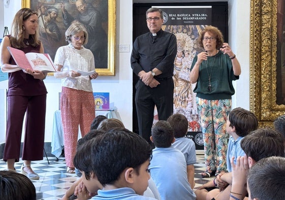 Las autoras con el rector de la Basílica.