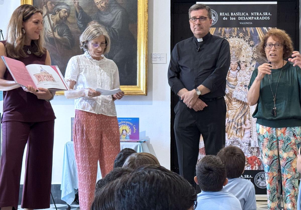 Las autoras con el rector de la Basílica.