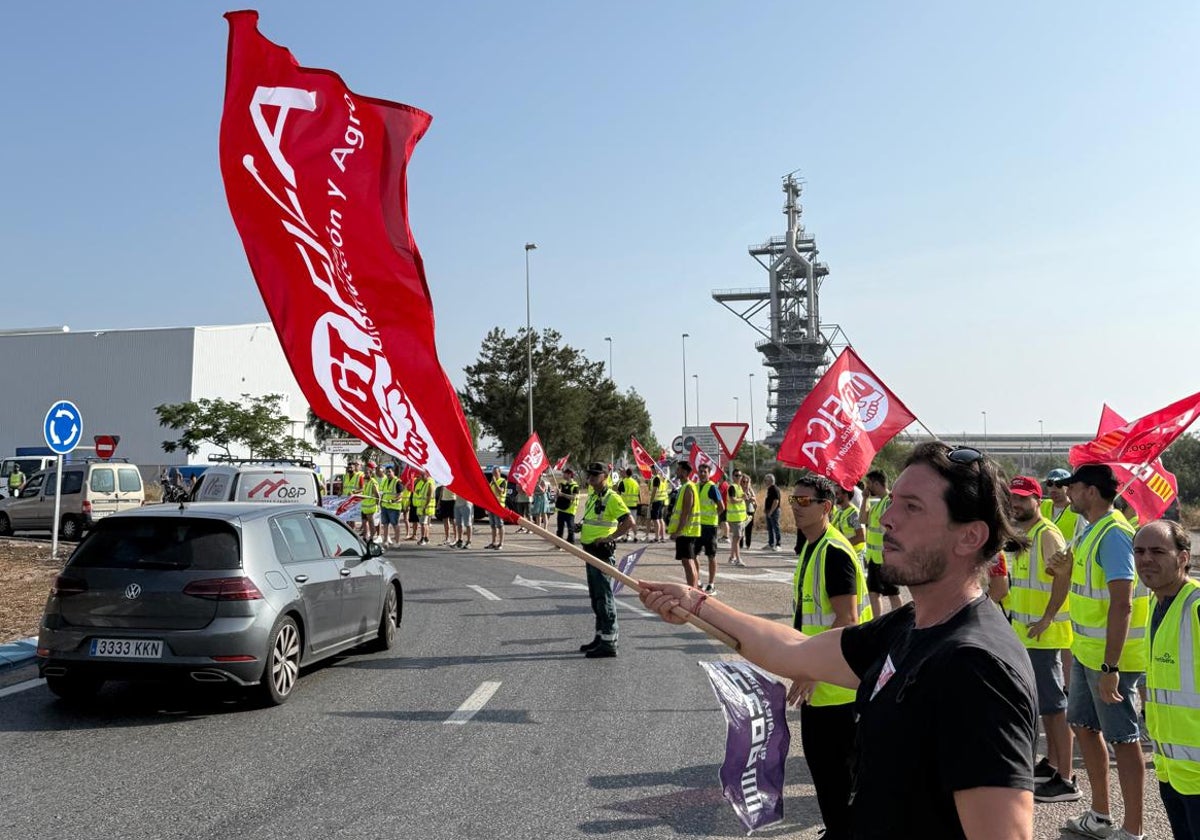 Trabajadores protestan a las puertas de la planta.