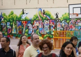 Mural conmemorativo que se ha pintado en el patio del colegio.