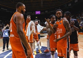 Los jugadores del Valencia Basket en el partido de anoche en La Fonteta.