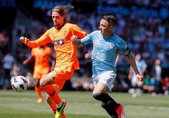Yarek pugna el balón contra Iago Aspas en un partido.