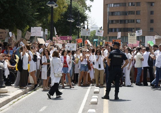 Los médicos cuando han cortado el tráfico este viernes.