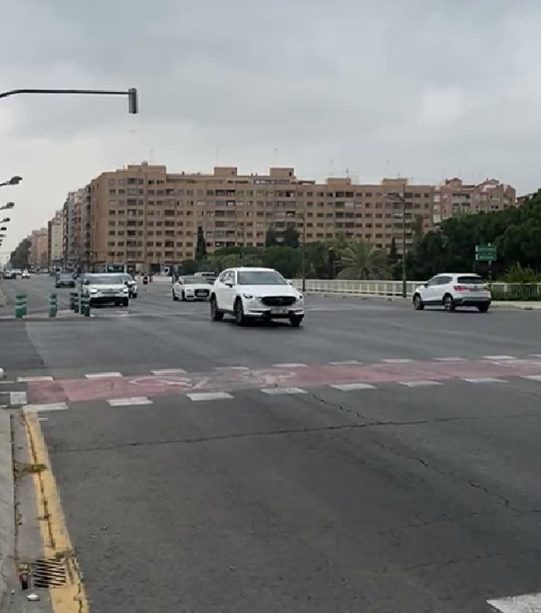Los vehículos vuelven a circular por Pérez Galdós en el cruce con Petxina.