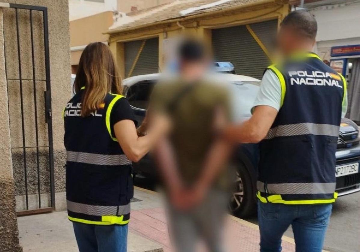 Los agentes de la Policía Nacional arrestan al presunto agresor sexual.