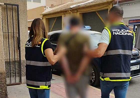 Los agentes de la Policía Nacional arrestan al presunto agresor sexual.