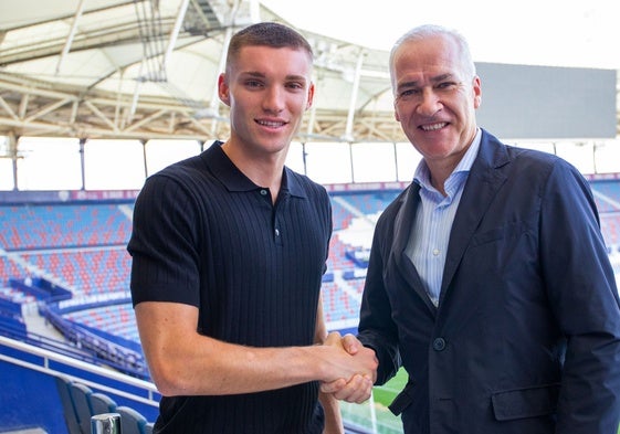 Álex Primo con el presidente del Levante, Pablo Sánchez.