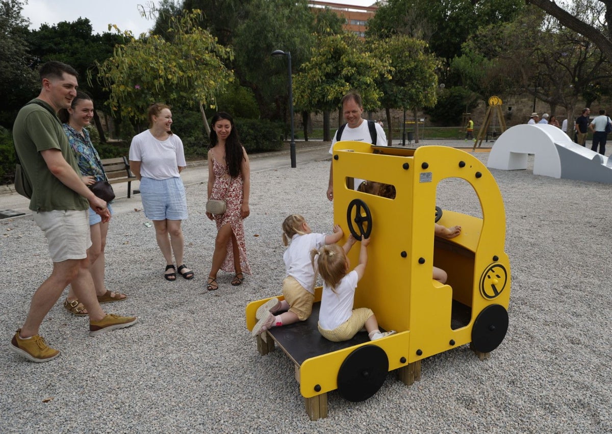 Imagen secundaria 1 - Instalaciones de juegos inaugurada por la alcaldesa de Valencia, María José Catalá.