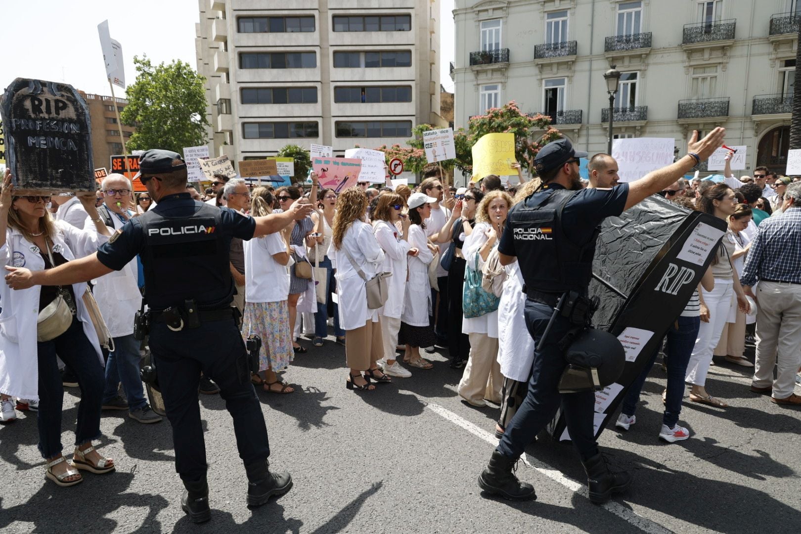 FOTOS | Protesta de los médicos en Valencia