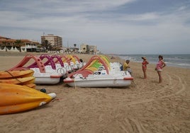 Bañistas en la playa de Daimús a la espera de poder bañarse.