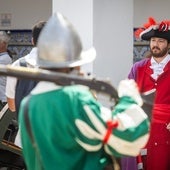 Dos recreadores observan un instante de la Batalla de Pavía, este sábado.