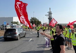 Trabajadores protestan a las puertas de la planta.
