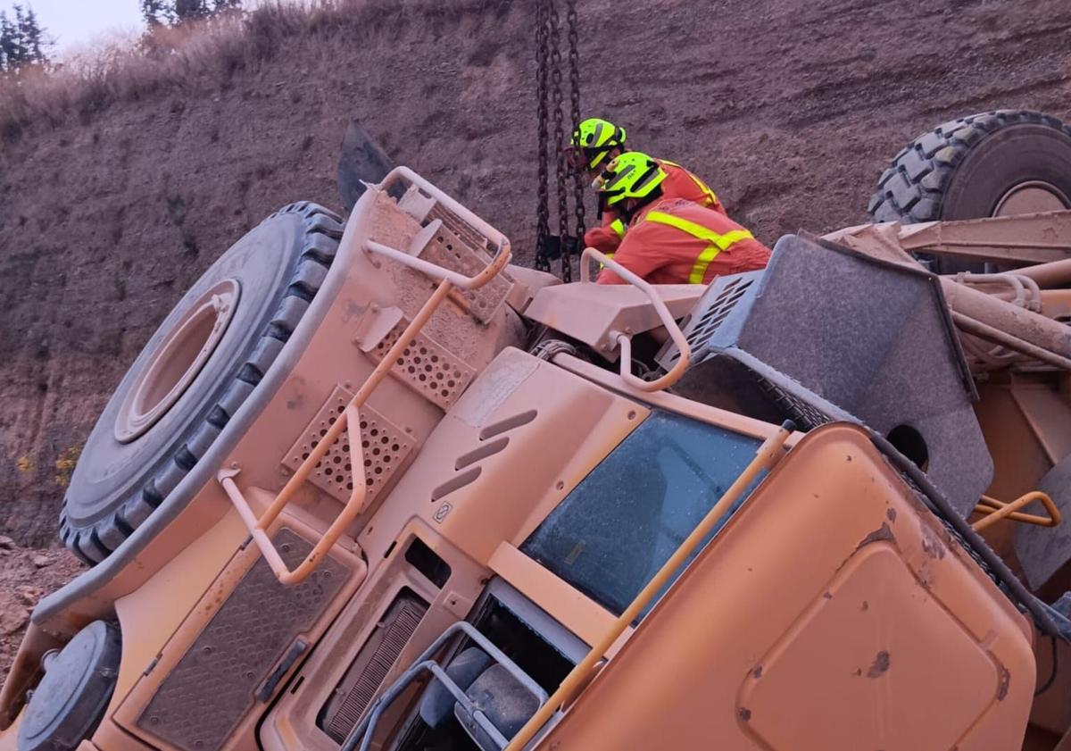 Imagen principal - Muere un hombre al volcar con la máquina que trabajaba en Llíria