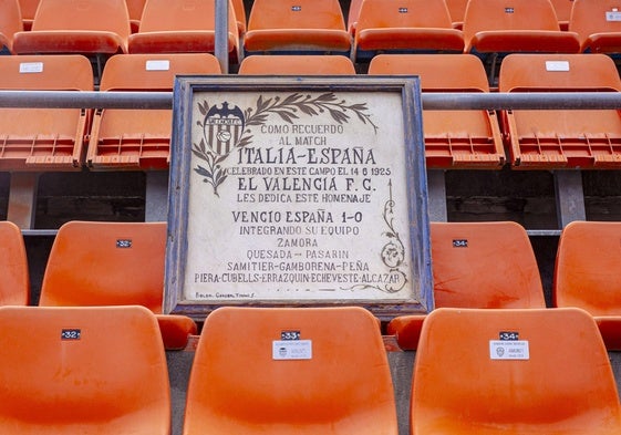 Placa conmemorativa del primer partido internacional en Mestalla.