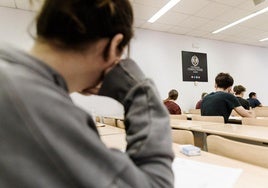 Alumnos durante el primer examen de la PAU 2025, en la Facultad de Químicas, durante la primera jornada de selectividad en Madrid.