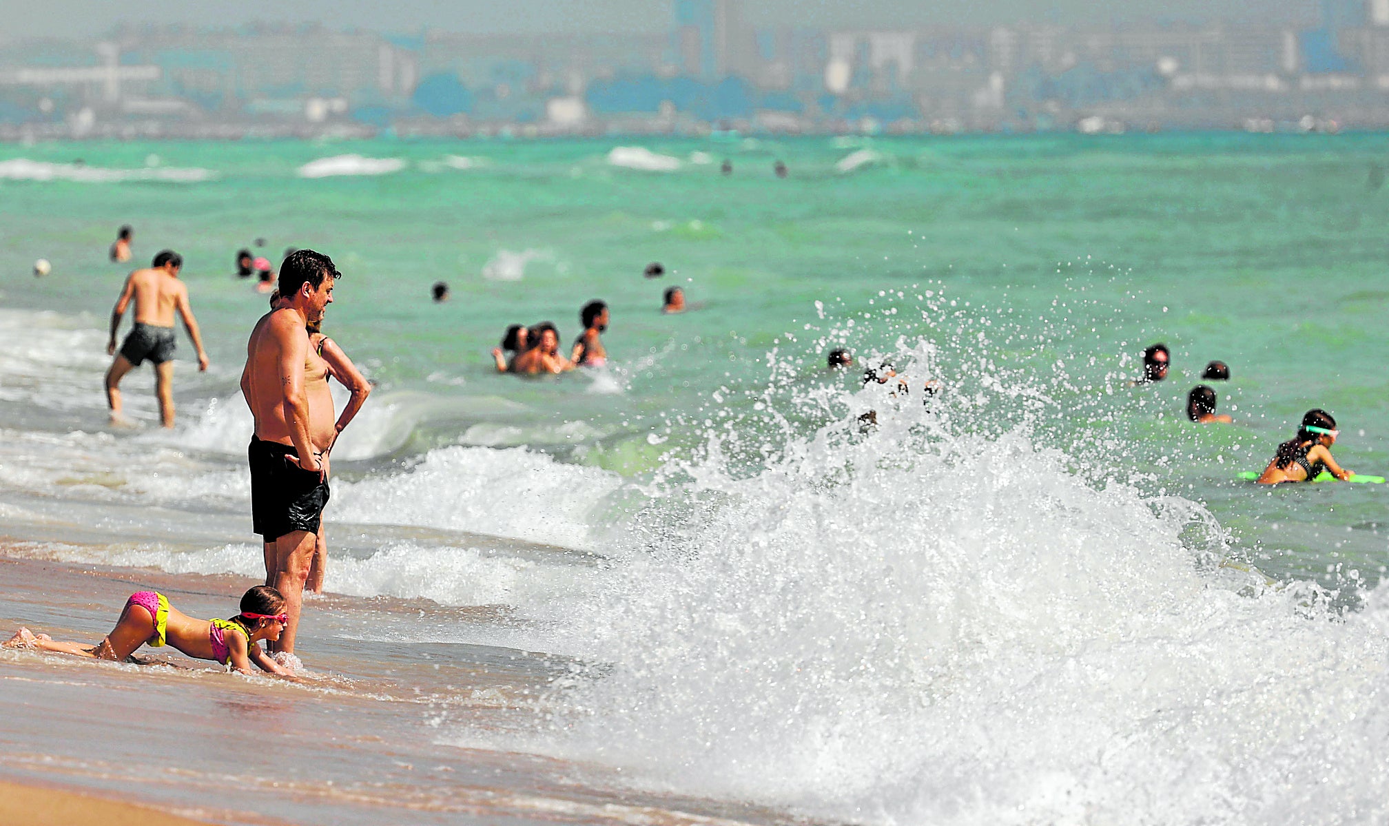 Varias personas se refrescan en la playa de la Garrofera, este domingo.