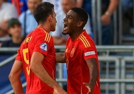 La pareja de centrales valencianistas César Tárrega y Cristhian Mosquera, celebrando con España sub-21 en el Europeo.