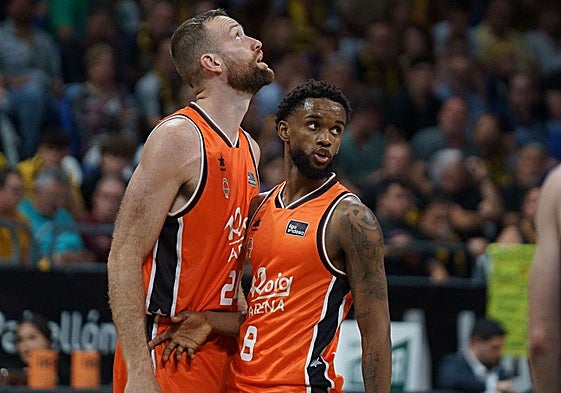 Matt Costello y Jean Montero, con el Valencia Basket.