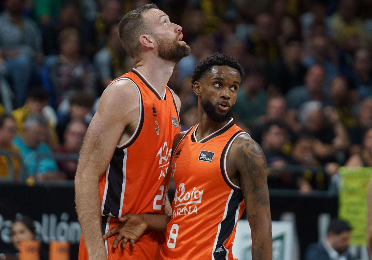 Matt Costello y Jean Montero, con el Valencia Basket.