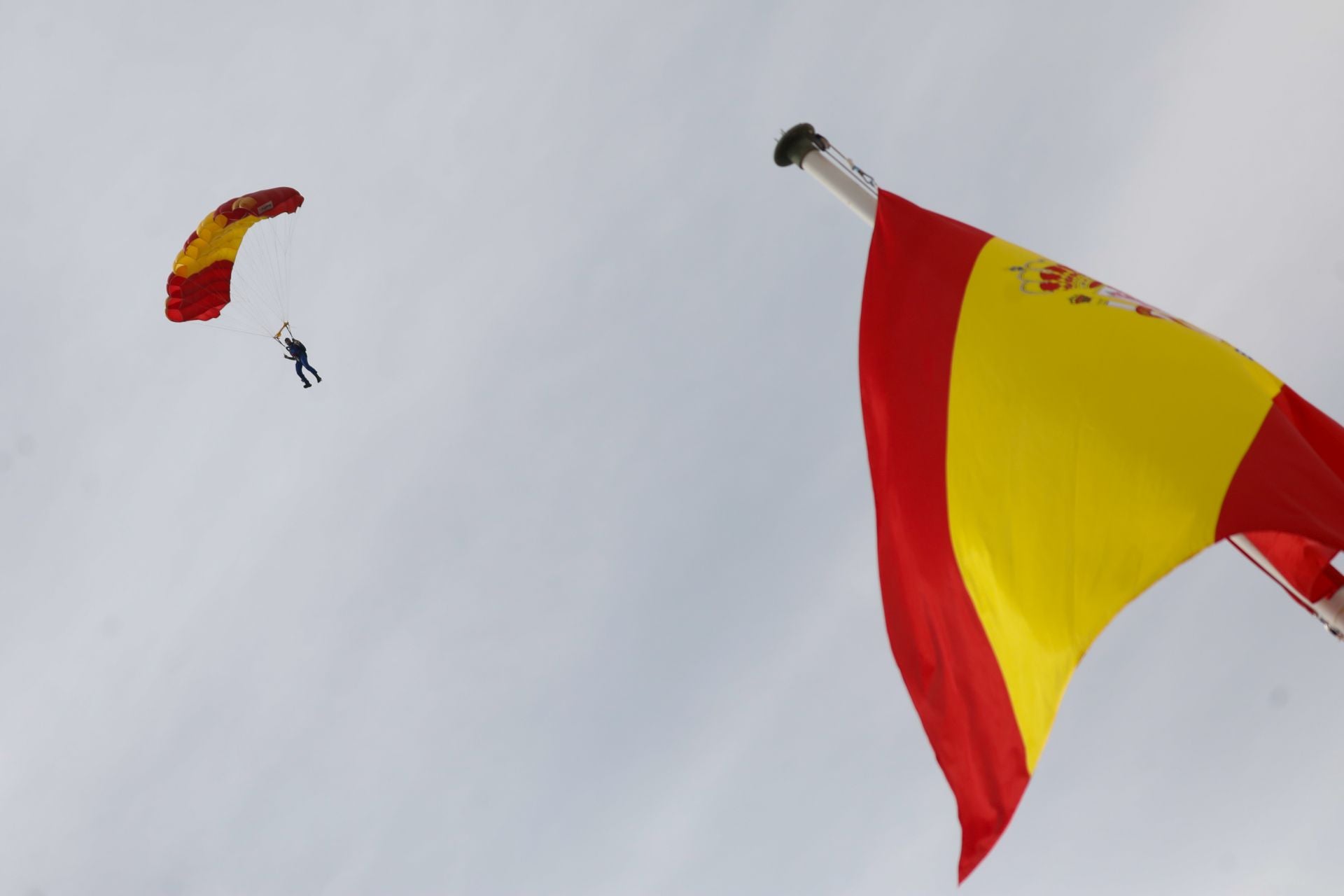 El Rey asiste al último vuelo de la mítica Patrulla Águila tras 40 años de acrobacias