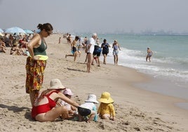 Fotos del estado de la playa de El Saler tras las labores de limpieza de residuos de la dana