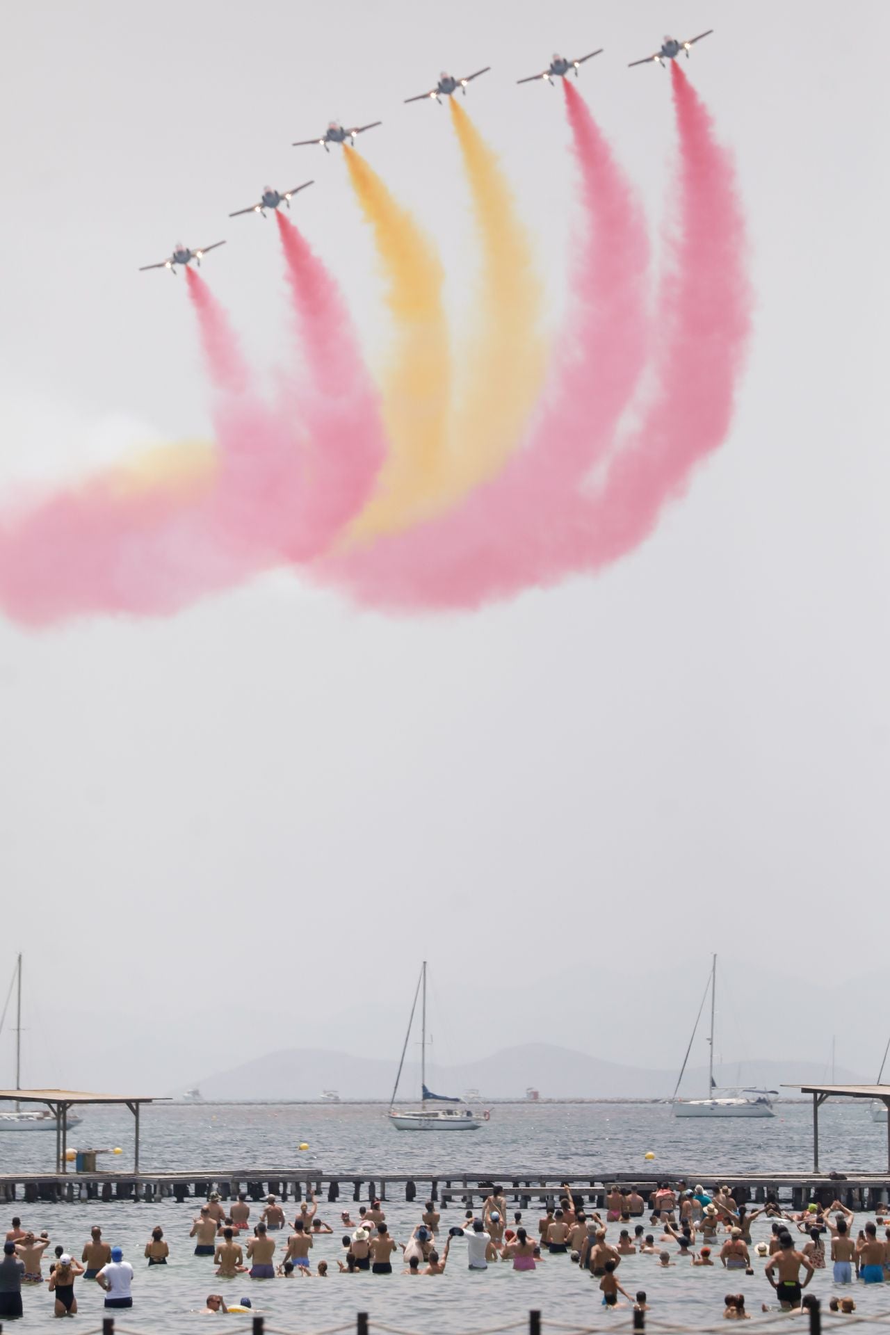El Rey asiste al último vuelo de la mítica Patrulla Águila tras 40 años de acrobacias