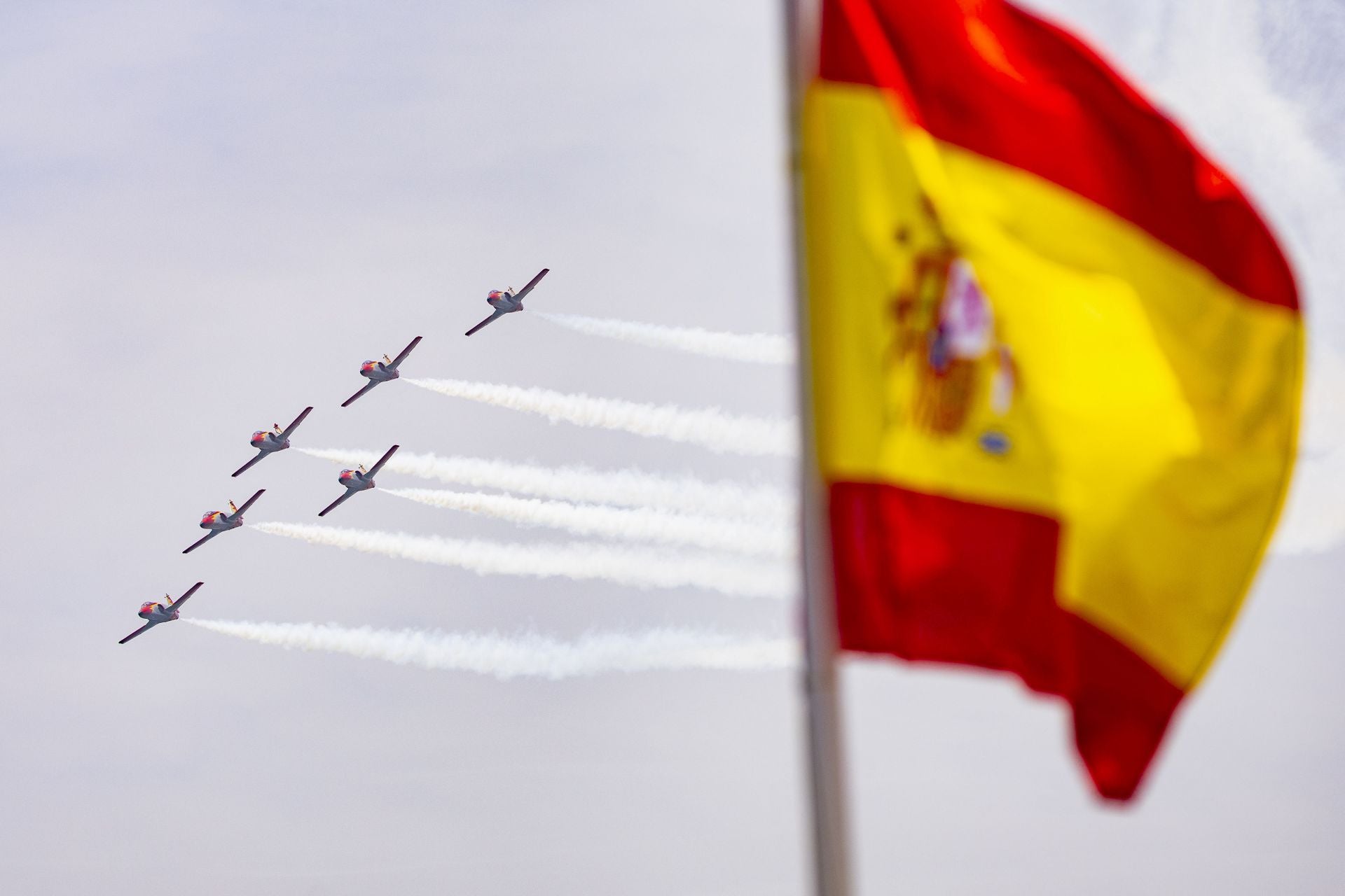El Rey asiste al último vuelo de la mítica Patrulla Águila tras 40 años de acrobacias