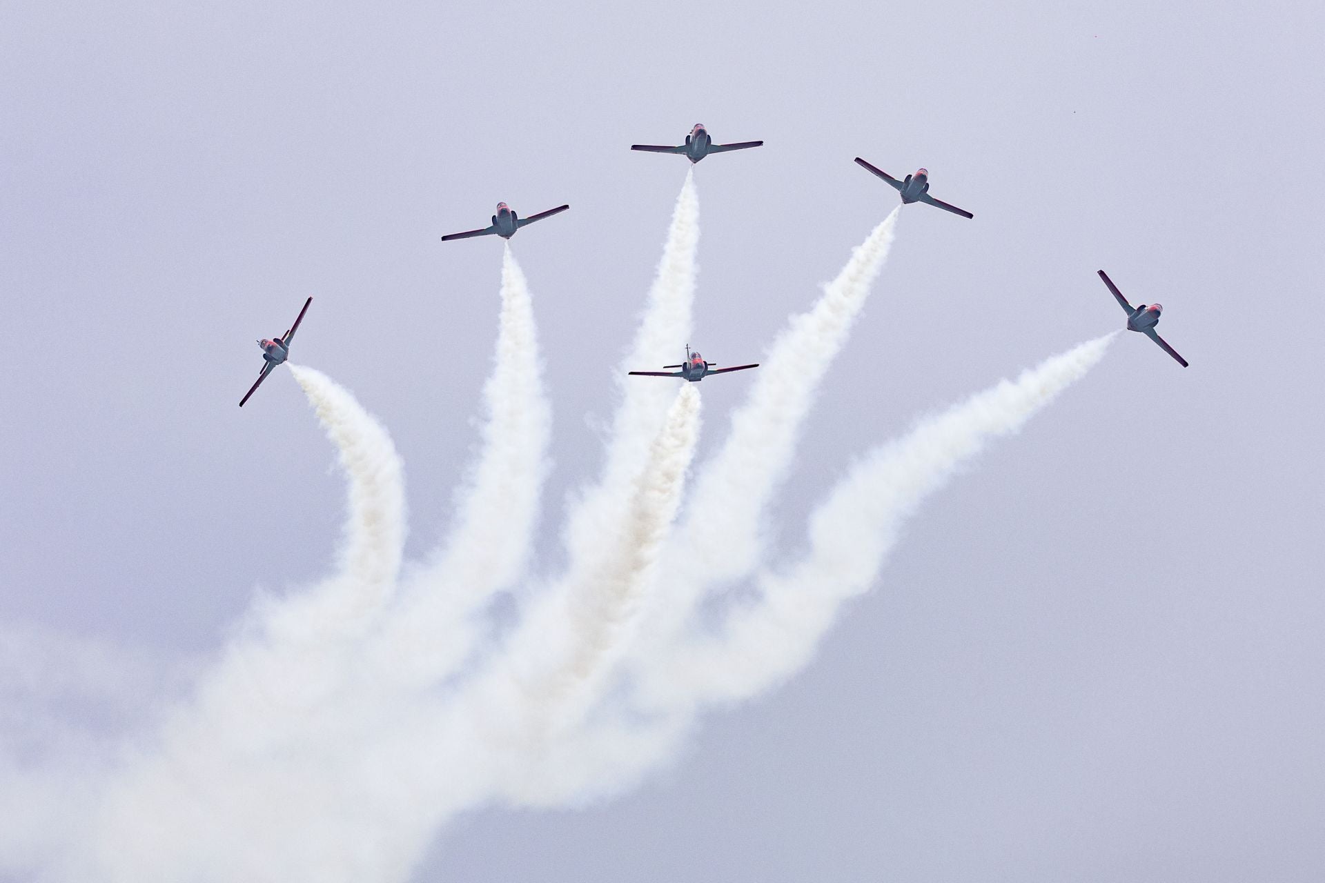 El Rey asiste al último vuelo de la mítica Patrulla Águila tras 40 años de acrobacias
