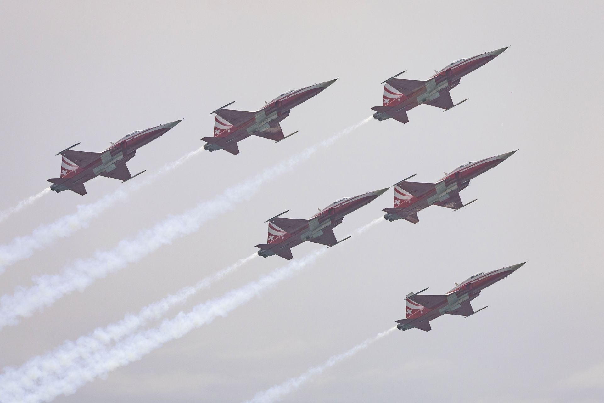 El Rey asiste al último vuelo de la mítica Patrulla Águila tras 40 años de acrobacias