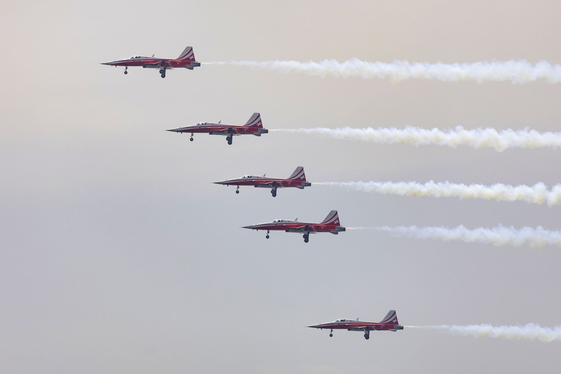 El Rey asiste al último vuelo de la mítica Patrulla Águila tras 40 años de acrobacias