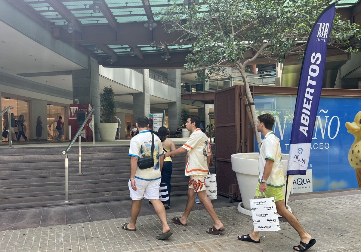 Valencianos y turistas se lanzan a los centros comerciales en el arranque de la campaña veraniega