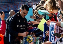 Andrés Fernández, firmando autógrafos en el Ciutat de València.