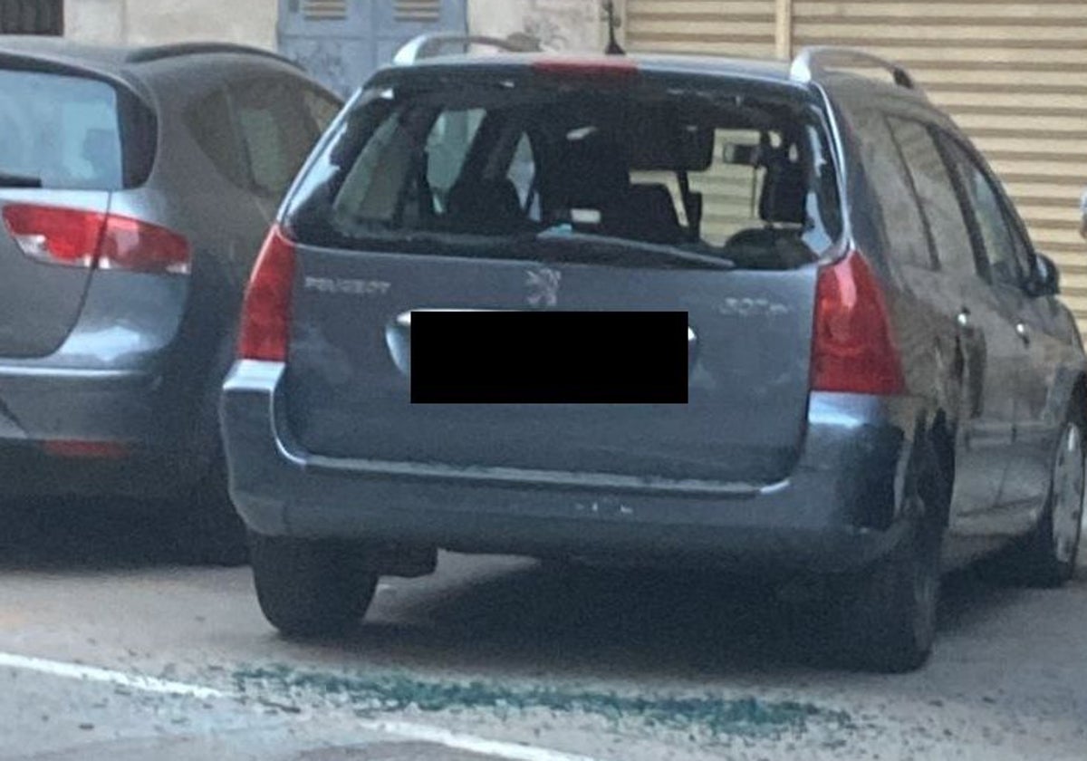 Coche con la luna trasera rota a pedradas en el barrio de San Antonio tras lanzarse unos jóvenes piedras en una reyerta.