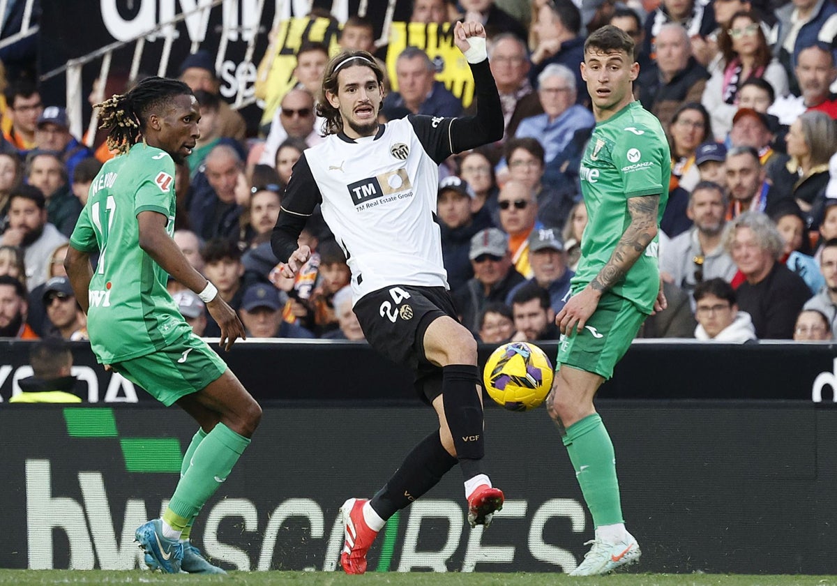 Neyou, Yarek y Dani Raba, en el partido de vuelta de la pasada temporada en Mestalla.