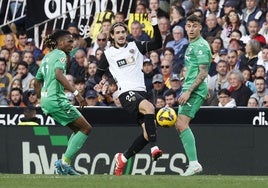 Neyou, Yarek y Dani Raba, en el partido de vuelta de la pasada temporada en Mestalla.