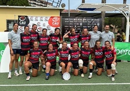 El Club de Rugby Sant Cugat posando con el trofeo de campeón.