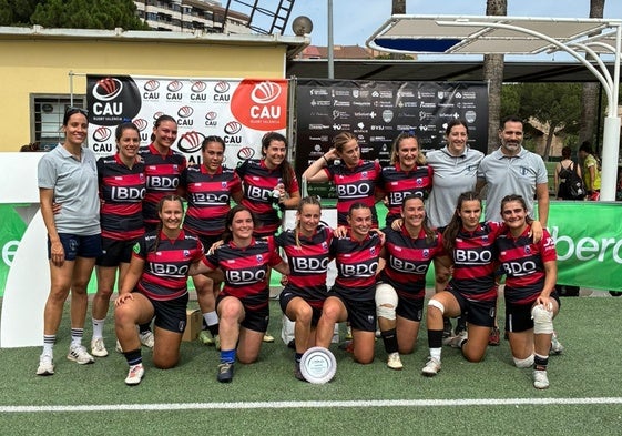 El Club de Rugby Sant Cugat posando con el trofeo de campeón.