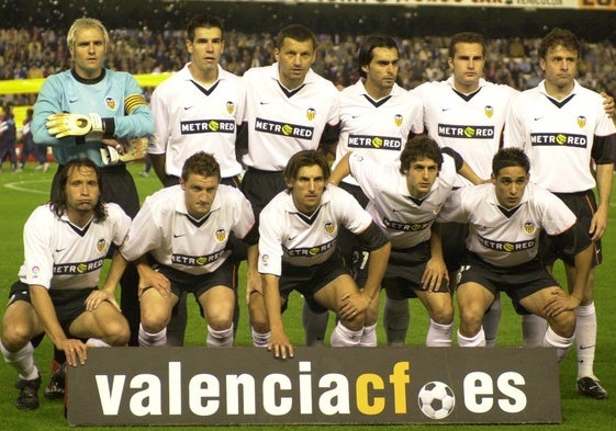 La plantilla del Valencia de la temporada 2001-2002.
