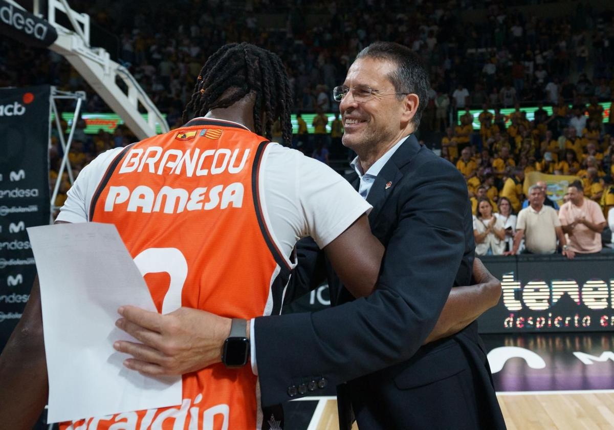El entrenador del Valencia, Pedro Martínez (d), felicita al escolta Brancou Badio al término del tercer partido de las semifinales de la Liga Endesa de baloncesto que La Laguna Tenerife y Valencia Basket han disputado este sábado en el pabellón Santiago Martín de La Laguna, en Tenerife