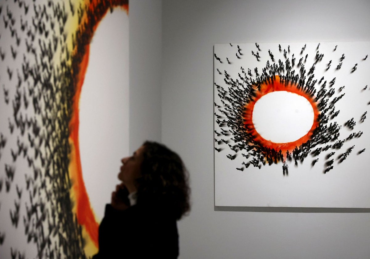 Una mujer contempla una obra de Genovés en una imagen de archivo.